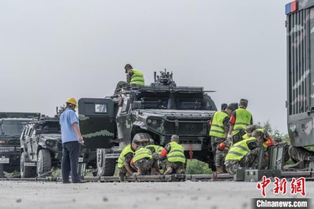 直击武警官兵铁路装卸载训练现场