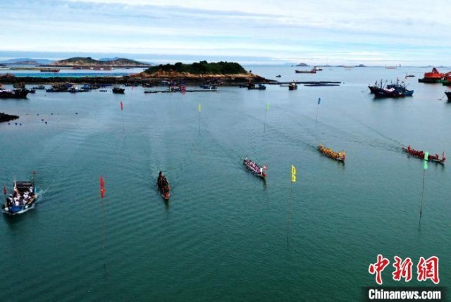 福建连江：“蛟龙”海上竞渡迎端午