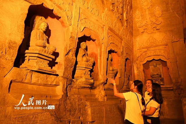 河北邯郸：暑天高温来袭 夜游避暑引游人