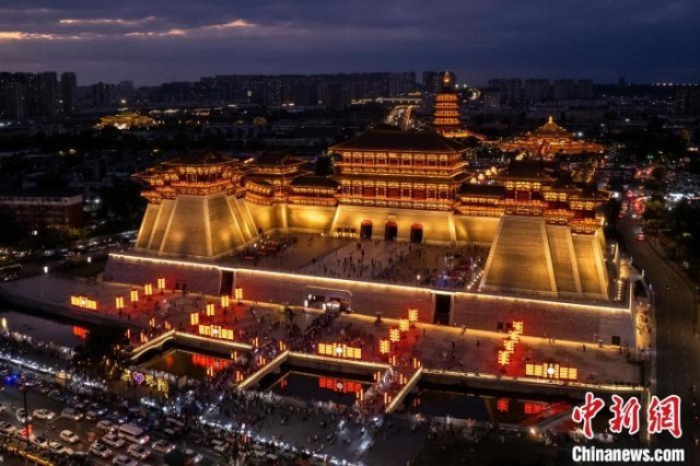 河南洛阳：游客着古装夜游激活古都夜经济