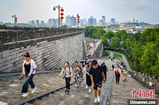 暑假行将结束南京景区游客量回落