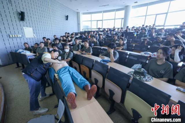 北京：高校大一新生迎军训