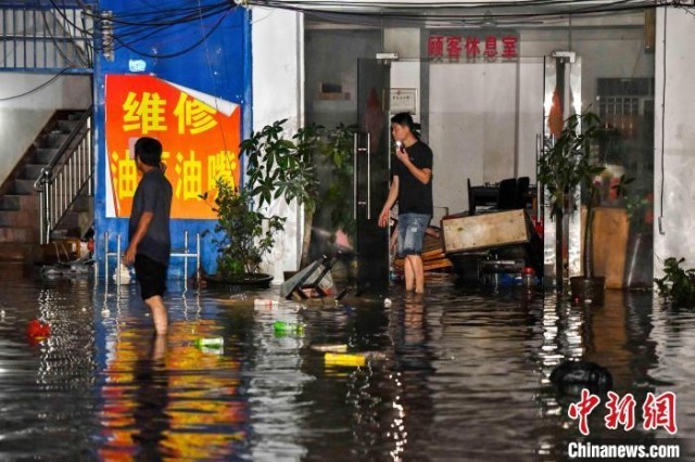 强降雨致海南三亚现内涝