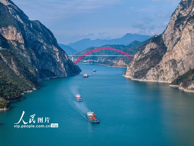 湖北秭归：三峡库区航运忙