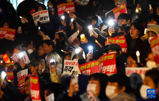 韩国民众举行集会要求尹锡悦下台