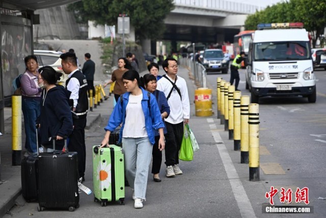 深圳一施工现场发生地面坍塌 附近居民与在