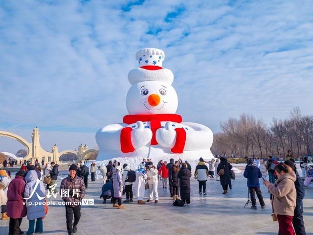 哈尔滨“大雪人先生”正式亮相迎客