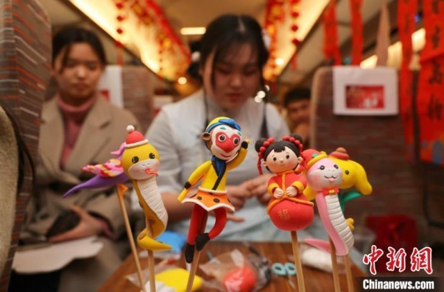 （新春走基层）北方小年至高铁车厢年味浓