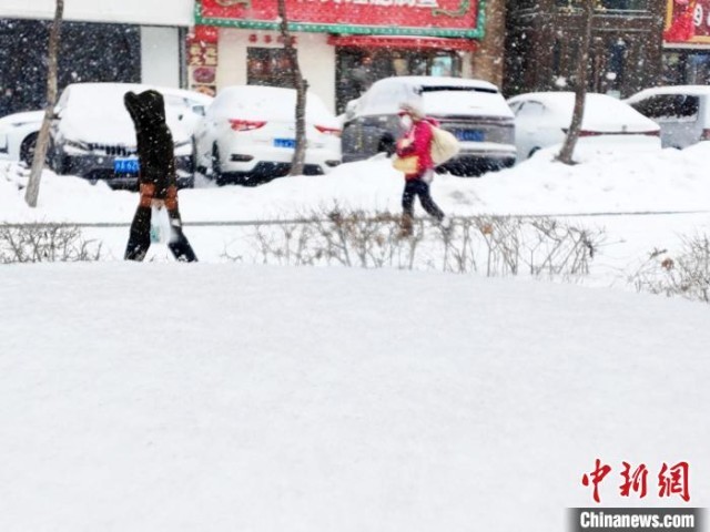 寒潮来袭乌鲁木齐降雪降温