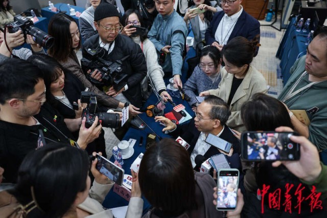 全国两会经济界别小组会议成“人气会场”