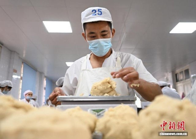中秋临近浙江杭州手工月饼迎来订单高峰