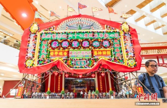 香港“匠心华彩”微型艺术展迎接国庆76周年