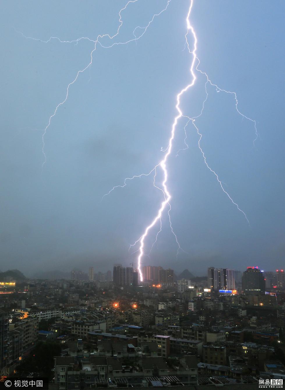 贵州安顺遭遇雷电天气 闪电划破夜空