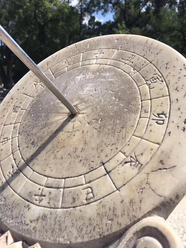 清华大学日晷被刻字 校保卫处调查监控