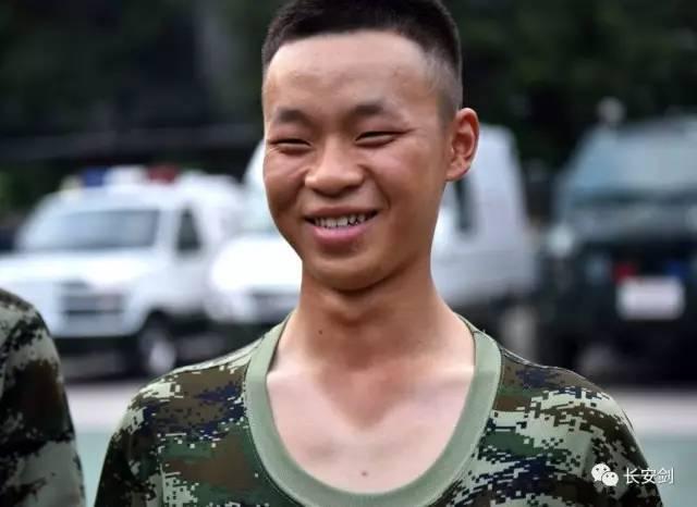 北京大雨天安门广场拍到震撼一幕