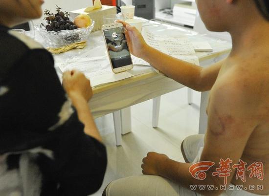 男孩打赏女主播 孩子玩手机并不知充值是在花钱