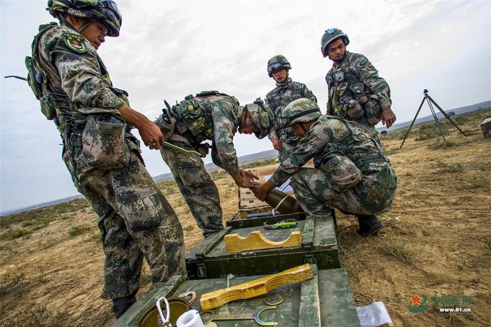 小心翼翼装引信.