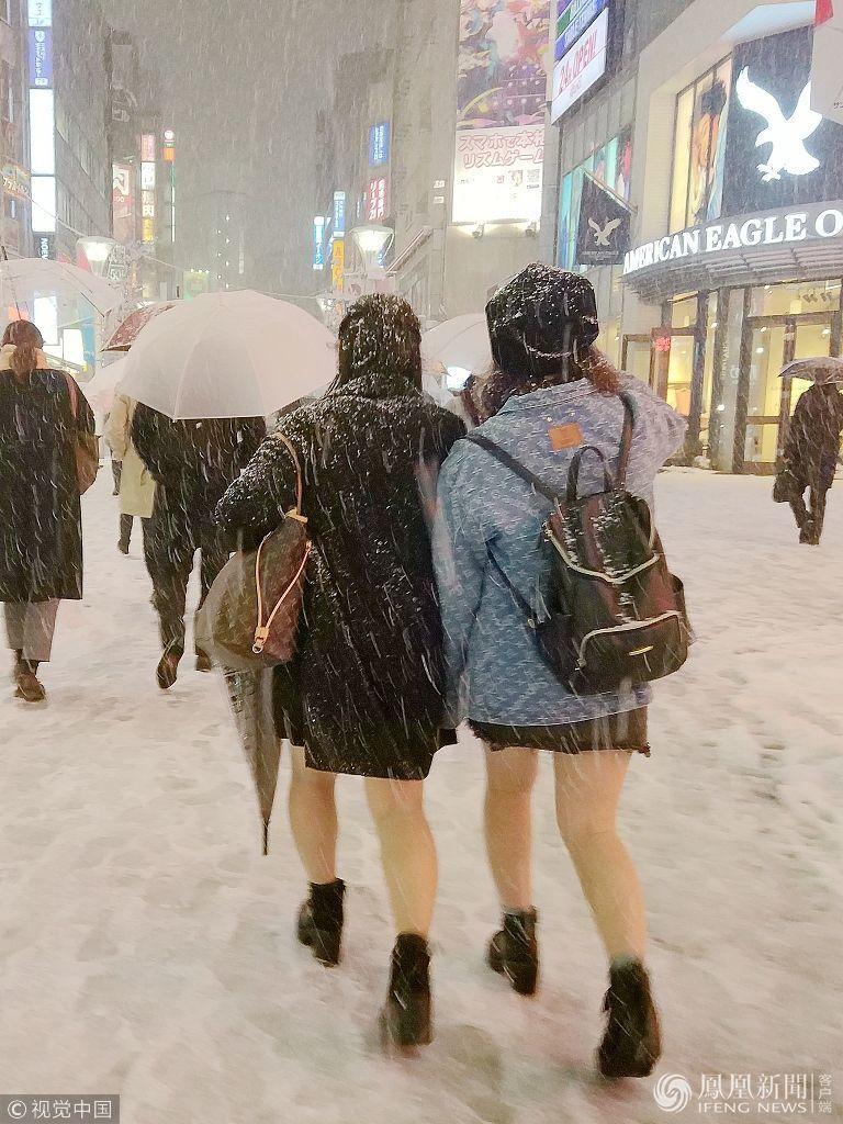 东京大雪 女生光腿短裙雪中行
