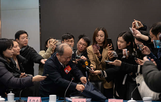 直击两会经济界别小组讨论现场：备受瞩目 记者“追堵”委员.png