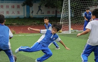 7月7日，海南琼中红毛希望小学，晨训进入对抗比赛环节，四年级学生王章升（左二）多次带球突破.jpg