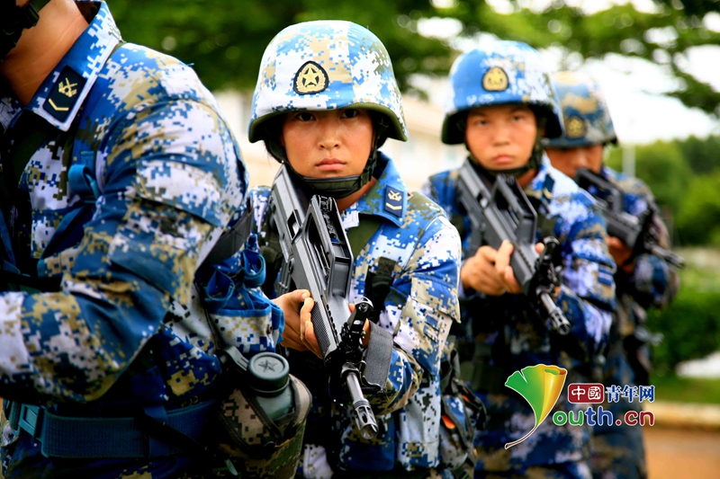 有"两栖霸王花"之称的海军陆战队女兵在训练. 中国青年网记者 孙钊 摄