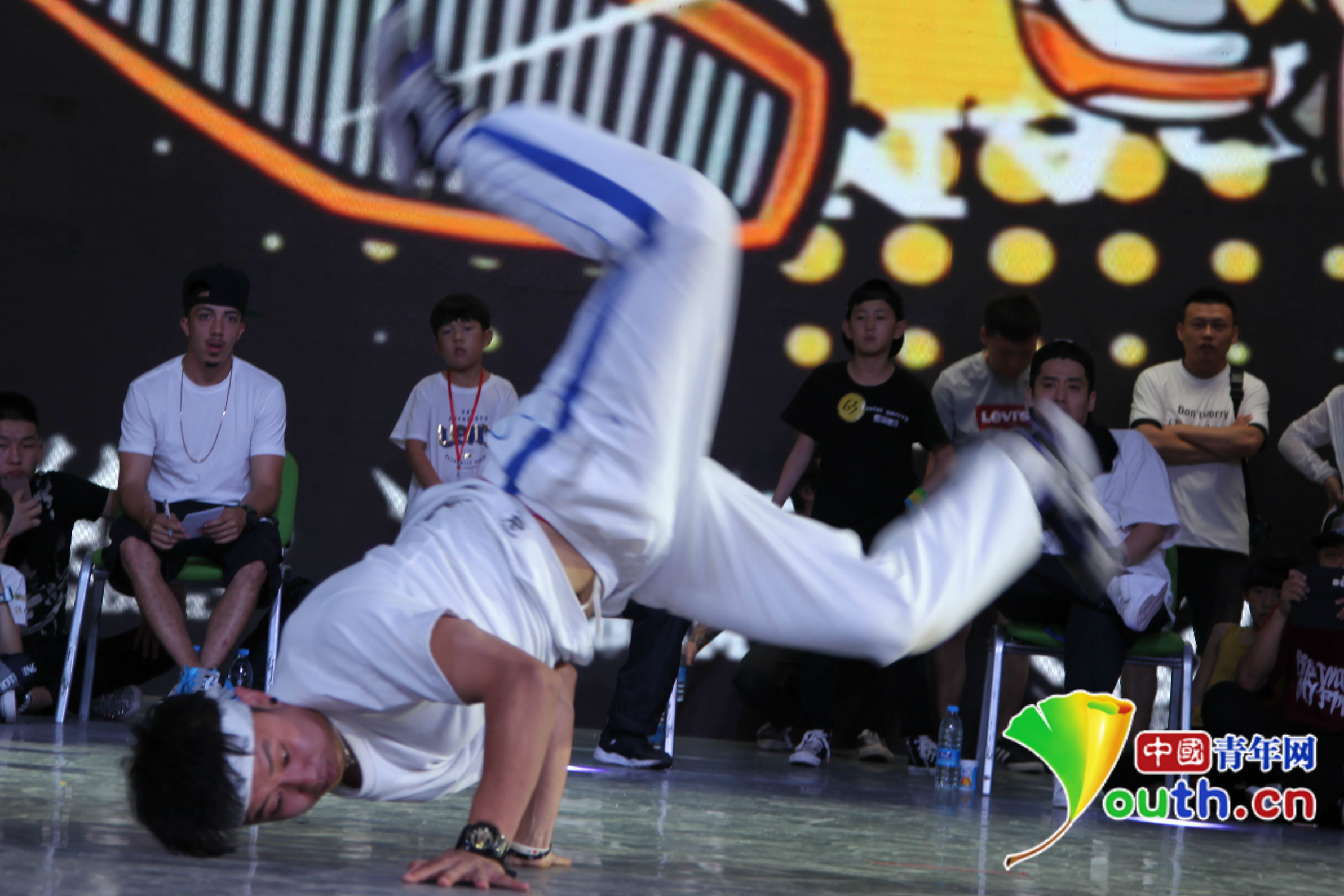 参赛选手炫酷的街舞动作.中国青年网记者 谢东樱 摄