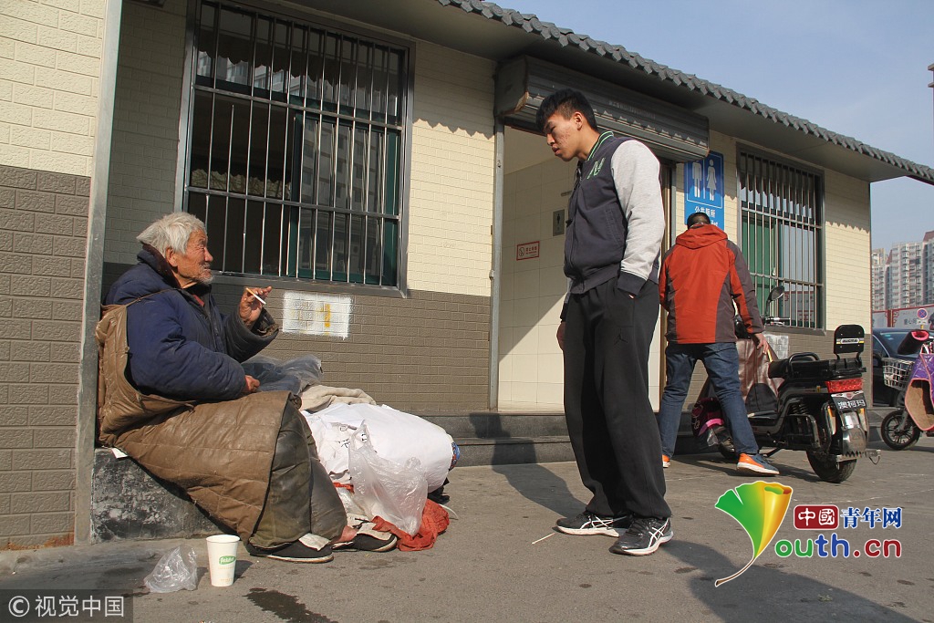 七旬老人蜗居公厕一大四学生半月持续送饭