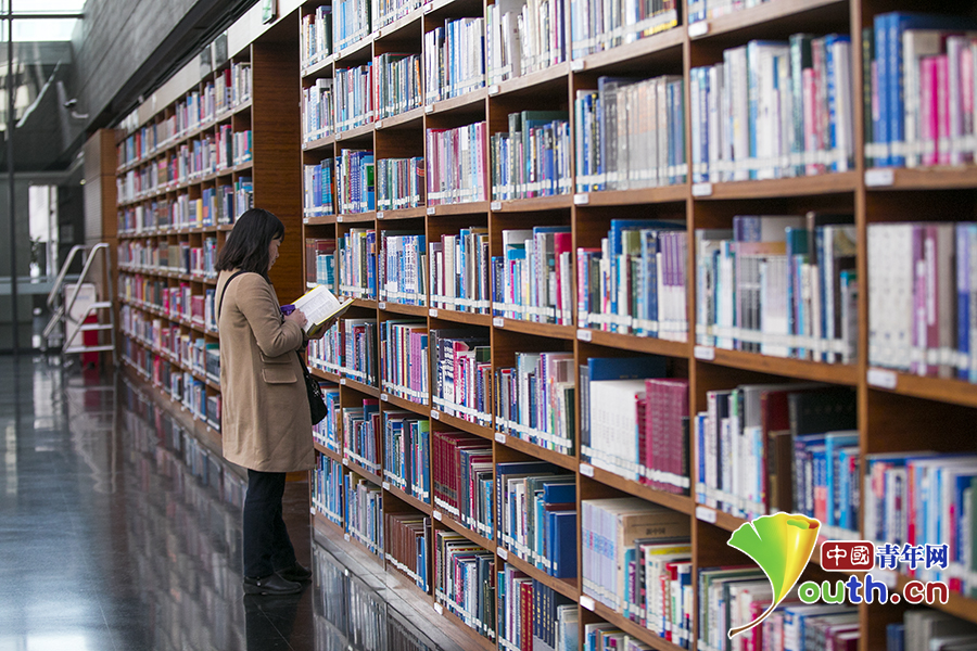 圖為國家圖書館內讀者正在閱讀書籍.中國青年網記者 張曈 攝