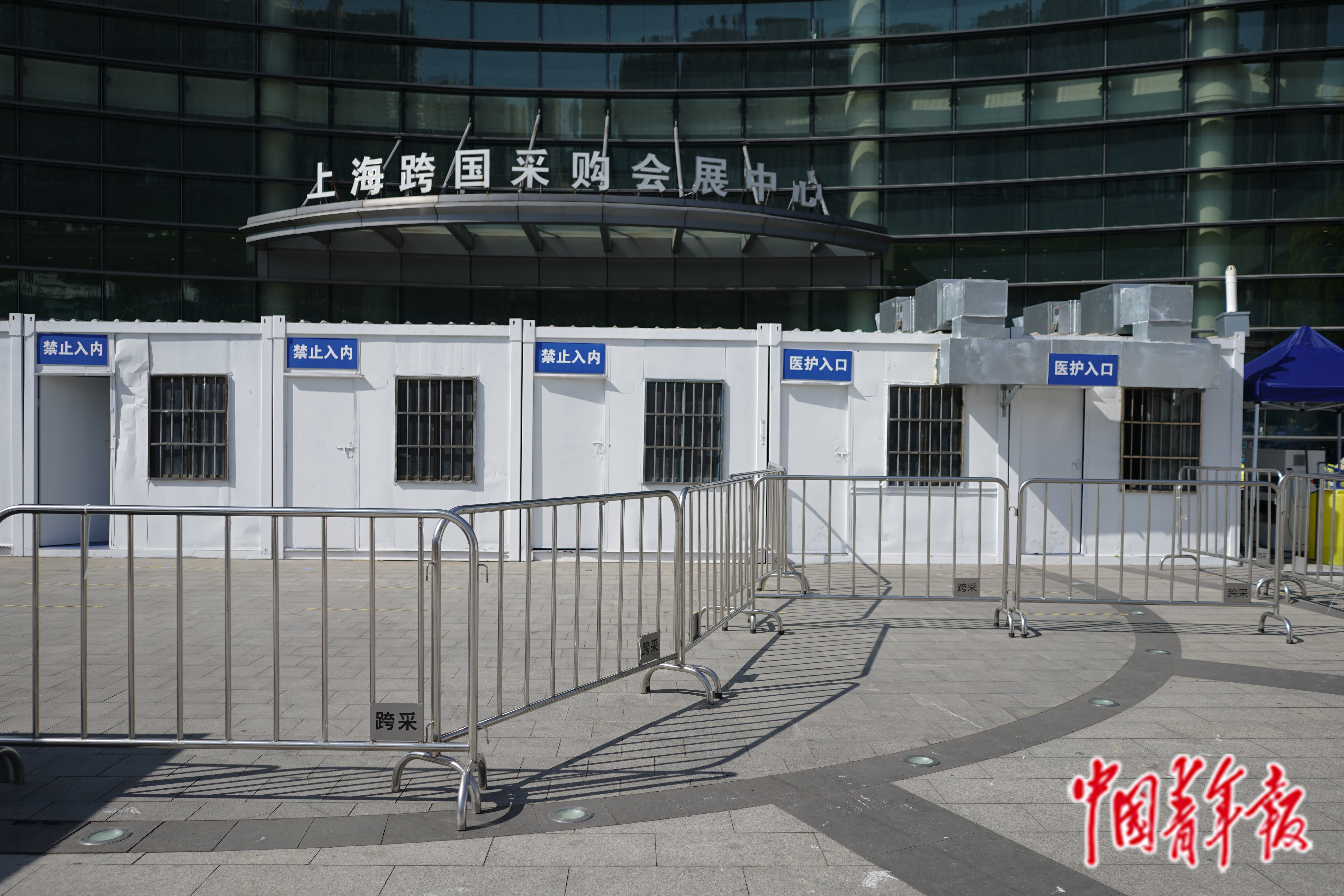 上海跨采中心方舱医院今日首批患者出院38