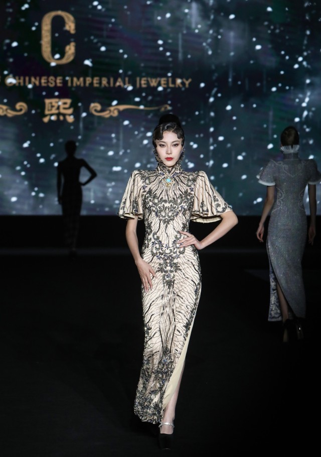百件新中式定制旗袍亮相北京时装周