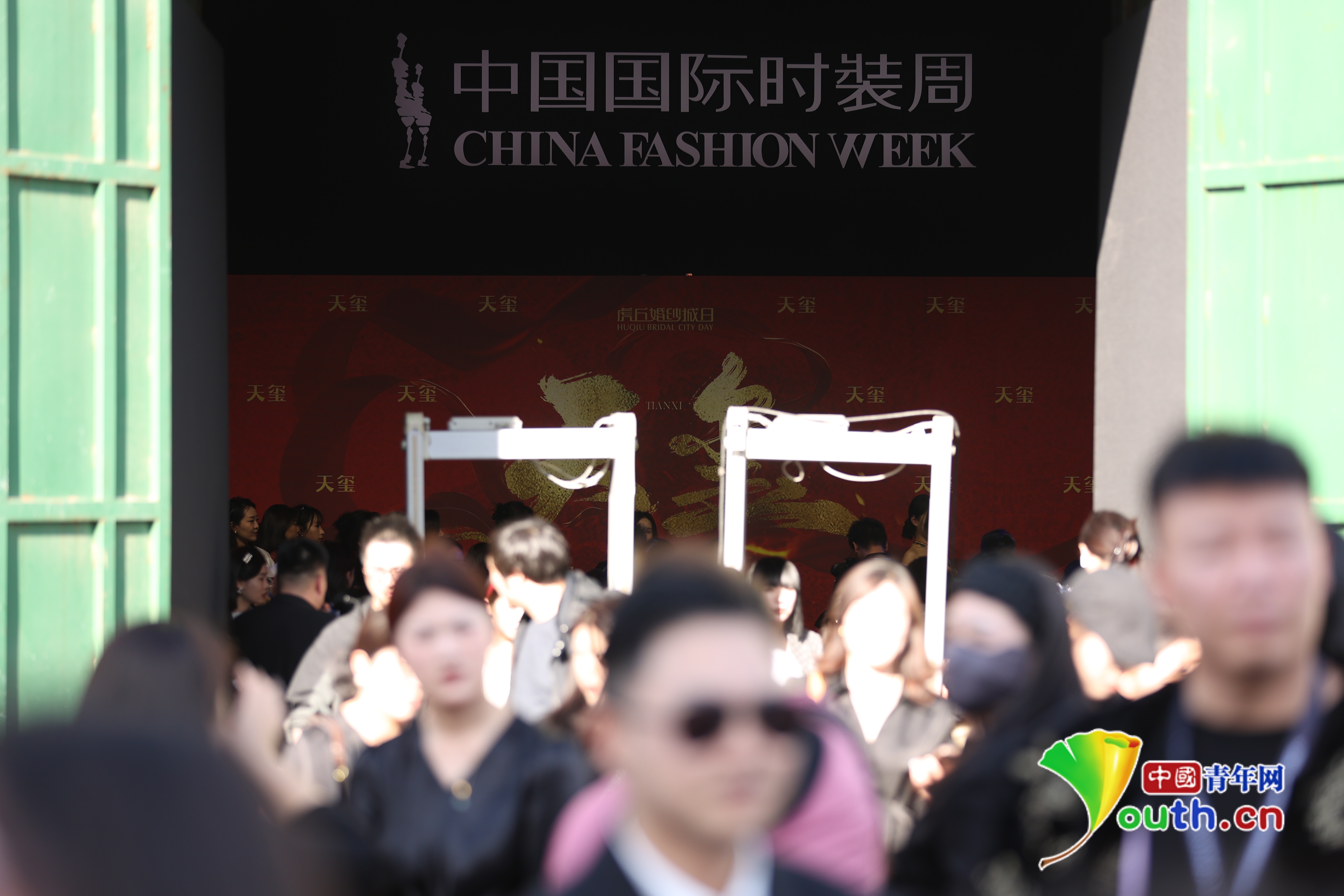 不负春光！多图直击2025中国国际时装周（春季）现场_图片频道__中国青年网