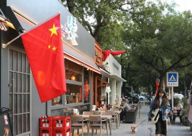 北京大街小巷国旗飘扬 迎接国庆氛围渐浓.jpg