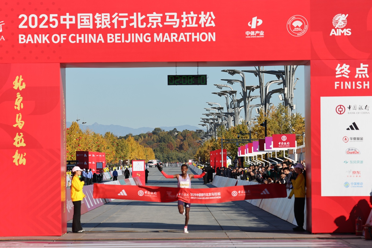 最快2小时8分！埃塞俄比亚选手包揽2025北京马拉松男女组冠军.jpg