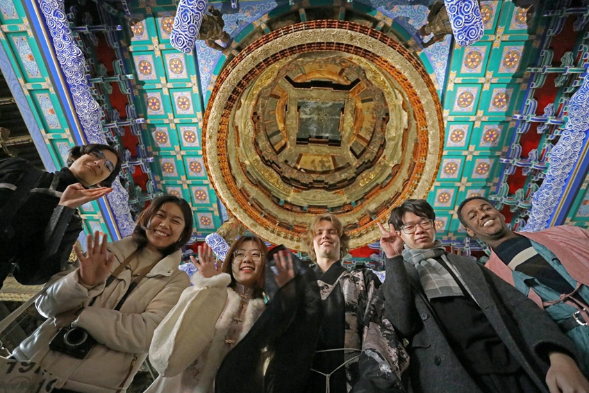 中外学子走进中轴线上的先农坛 沉浸式体验中国传统文化.jpg