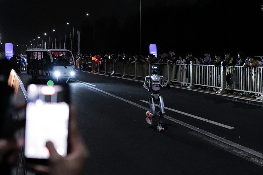 直击深夜实测！2026人形机器人半程马拉松完成全流程全要素测试活动_副本.jpg