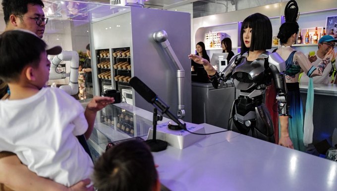 未来感拉满！ 机器人2.0餐厅解锁未来餐饮新体验_副本.jpg