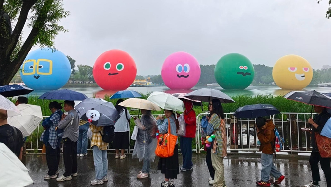 北京：大雨浇不灭年轻人的情绪消费热.jpg