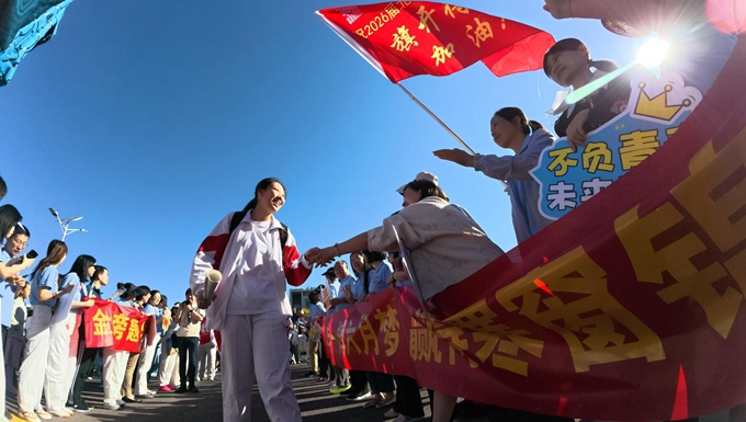 2026高考首日 人大附中通州校区送考氛围热烈.jpg