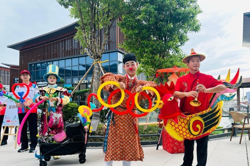 7月27日，广东中山，广澳高速广珠段中山服务区西区，演员们表演互动游戏.jpg